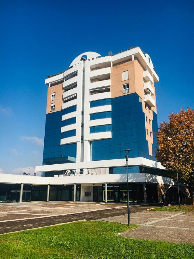 Crystal Tower M&M Apartment Treviolo Екстериор снимка